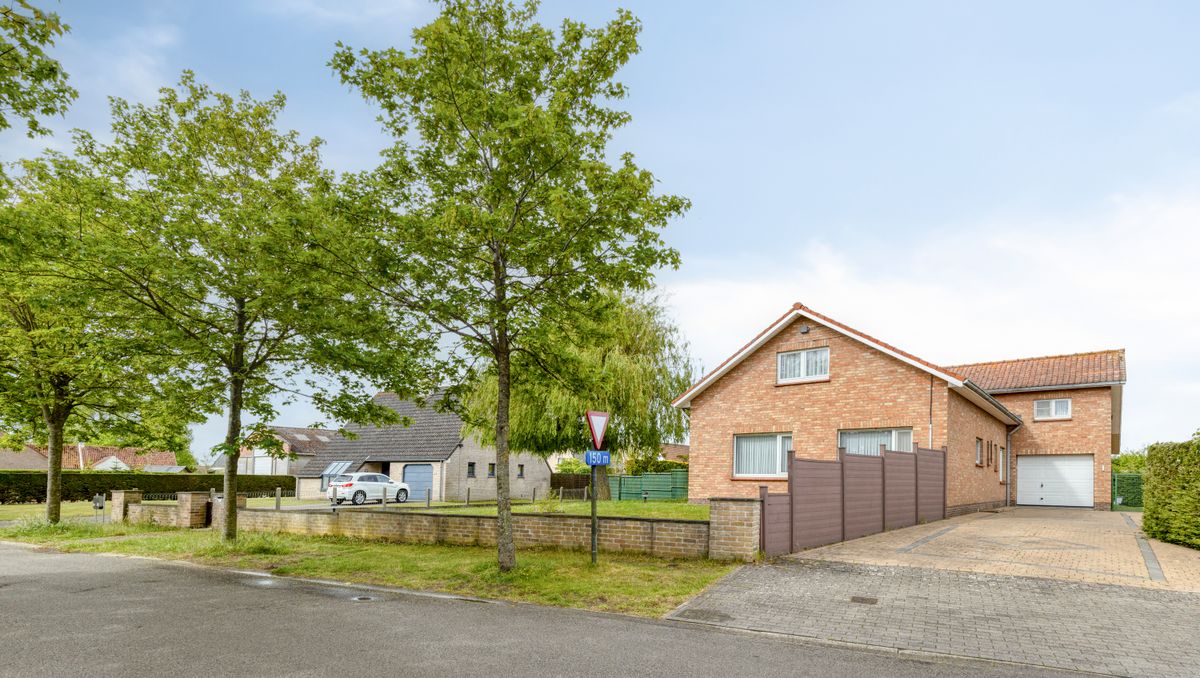 Single storey villa with spacious garden on a plot of 2113m²