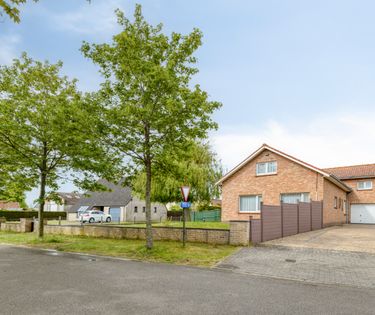 Single storey villa with spacious garden on a plot of 2113m²