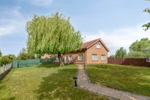 Single storey villa with spacious garden on a plot of 2113m²