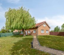 Single storey villa with spacious garden on a plot of 2113m²