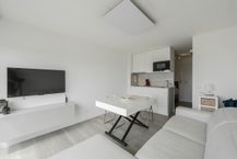 Gerenoveerde studio met zijdelings zeezicht!