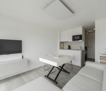 Gerenoveerde studio met zijdelings zeezicht!