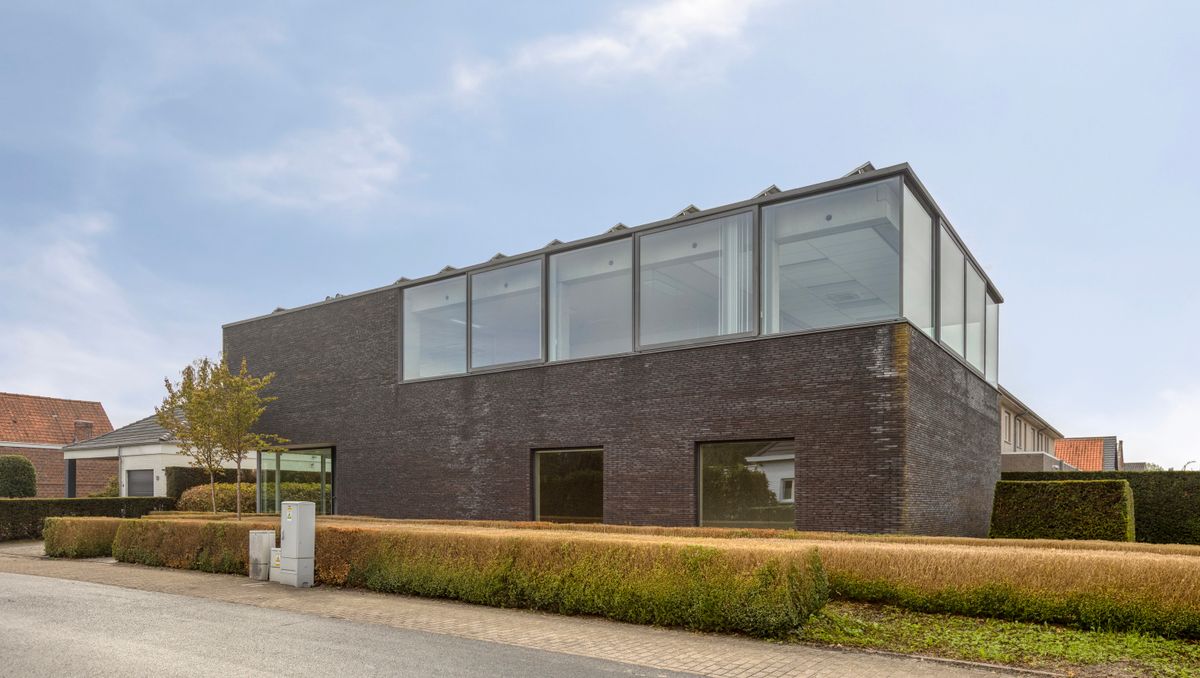 Modern kantoorgebouw (412 m²) op zichtlocatie te Jabbeke
