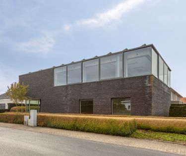 Modern kantoorgebouw (412 m²) op zichtlocatie te Jabbeke