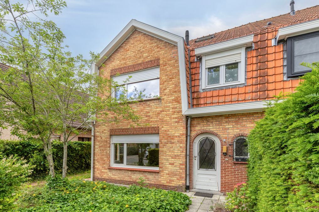 Halfopen huis op rustige locatie te koop met 3 slaapkamers 