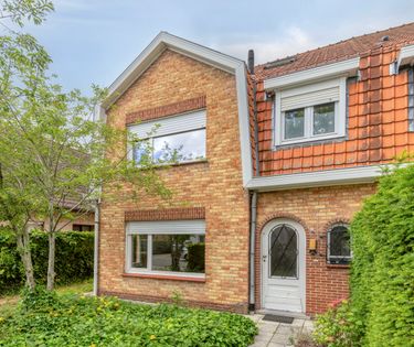 Halfopen huis op rustige locatie te koop met 3 slaapkamers