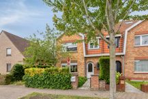 Halfopen huis op rustige locatie te koop met 3 slaapkamers 