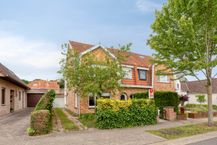 Halfopen huis op rustige locatie te koop met 3 slaapkamers 