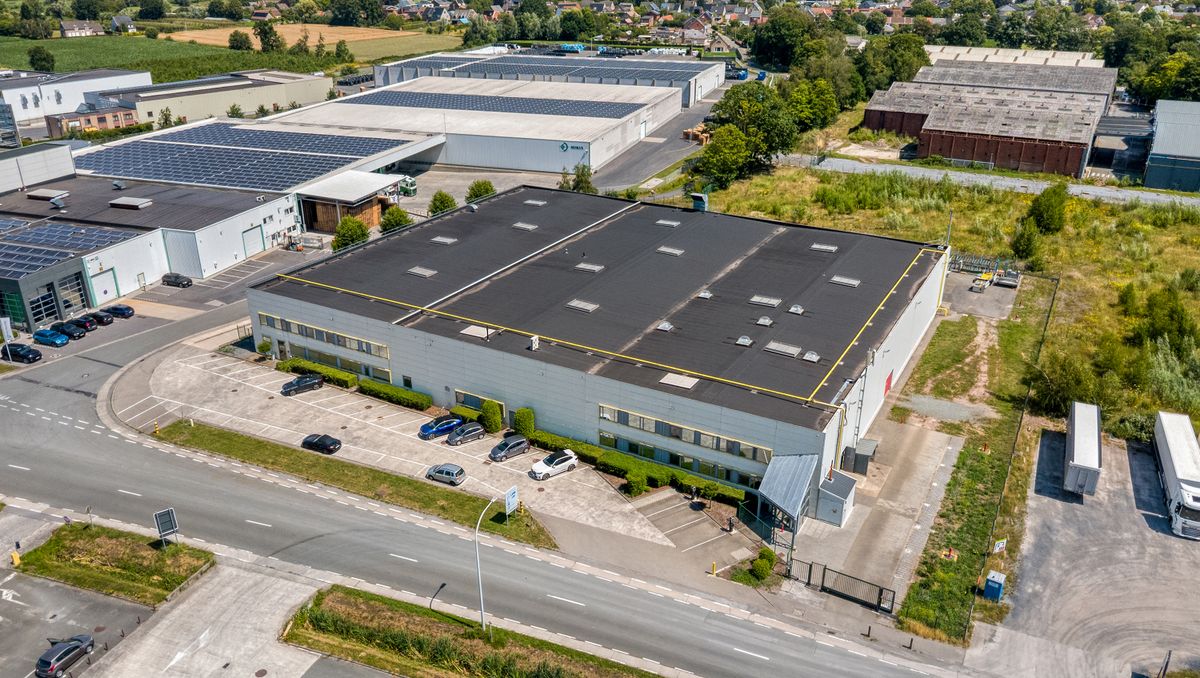 Magazijnen (ca. 3911 m²) te huur in industriezone te Wetteren