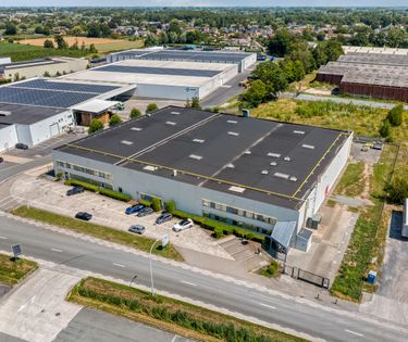 Magazijnen (ca. 3911 m²) te huur in industriezone te Wetteren
