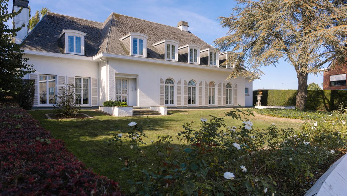 Stately spacious villa, 6 bedrooms, beautiful park garden (3,300 m²).