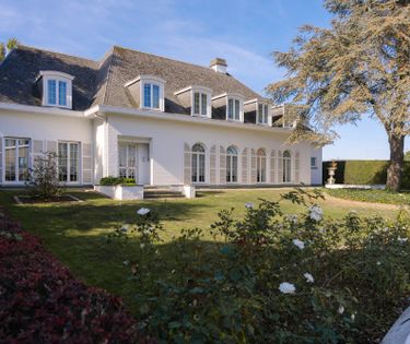 Stately spacious villa, 6 bedrooms, beautiful park garden (3,300 m²).
