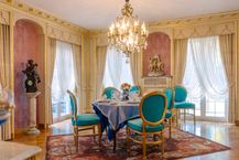 Stately spacious villa, 6 bedrooms, beautiful park garden (3,300 m²).
