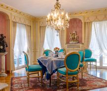 Stately spacious villa, 6 bedrooms, beautiful park garden (3,300 m²).