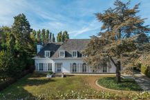 Stately spacious villa, 6 bedrooms, beautiful park garden (3,300 m²).