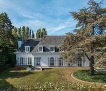 Stately spacious villa, 6 bedrooms, beautiful park garden (3,300 m²).