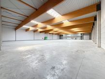 Magazijn (2.160 m²) met kantoren (420 m²) te huur Nazareth