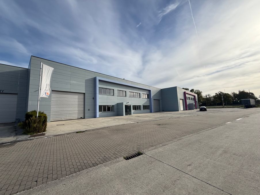 Magazijn (2.160 m²) met kantoren (420 m²) te huur Nazareth