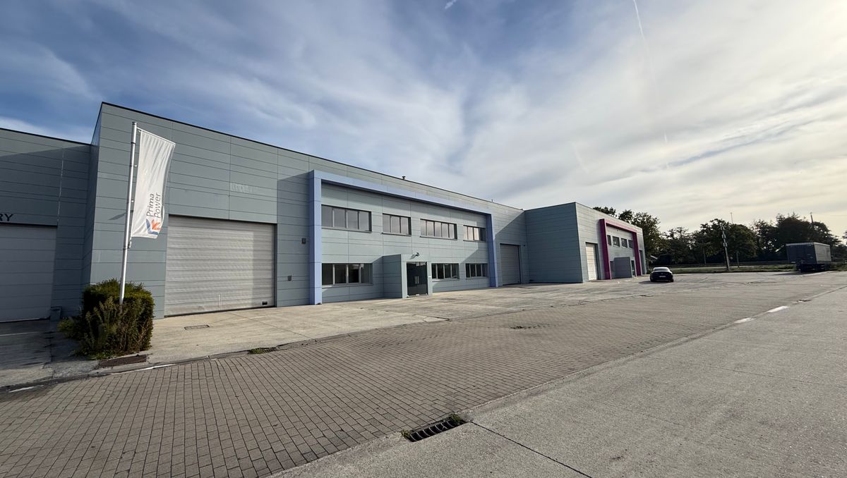 Magazijn (2.160 m²) met kantoren (420 m²) te huur Nazareth