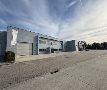 Magazijn (2.160 m²) met kantoren (420 m²) te huur Nazareth