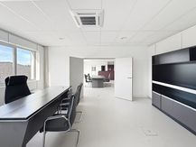 Magazijn (2.160 m²) met kantoren (420 m²) te huur Nazareth