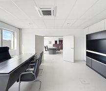 Magazijn (2.160 m²) met kantoren (420 m²) te huur Nazareth