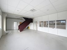 Magazijn (2.160 m²) met kantoren (420 m²) te huur Nazareth