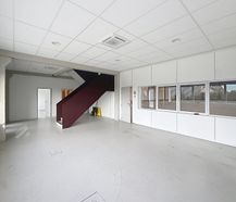 Magazijn (2.160 m²) met kantoren (420 m²) te huur Nazareth