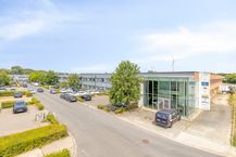 Kantoren (1.832m²) met logistieke unit (1.903m²) te koop in Brugge.