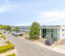 Kantoren (1.832m²) met logistieke unit (1.903m²) te koop in Brugge.