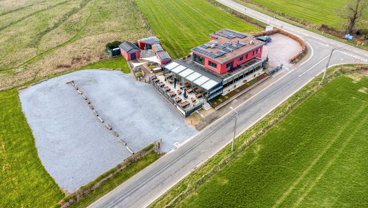 Instapklaar restaurant met ruim appartement op een uitzonderlijk domein nabij het Drielandenpunt