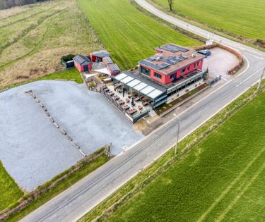 Instapklaar restaurant met ruim appartement op een uitzonderlijk domein nabij het Drielandenpunt