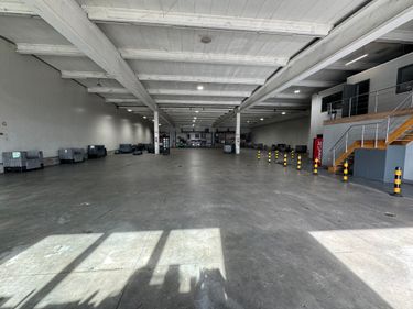 Te huur:1.350 m² magazijn + 245 m² kantoorruimte te Oostende