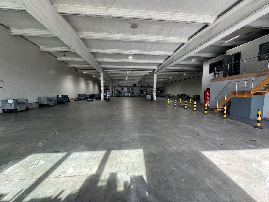 Te huur:1.350 m² magazijn + 245 m² kantoorruimte te Oostende