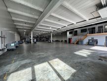 Te huur:1.350 m² magazijn + 245 m² kantoorruimte te Oostende