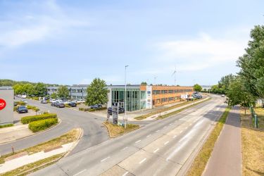 Kantoren (1.832m²) met logistieke unit (1.903m²) te koop in Brugge.