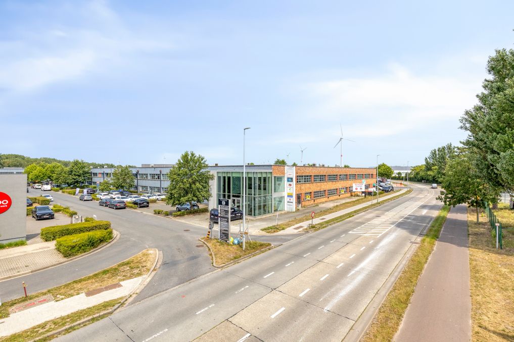 Kantoren (1.832m²) met logistieke unit (1.903m²) te koop in Brugge.
