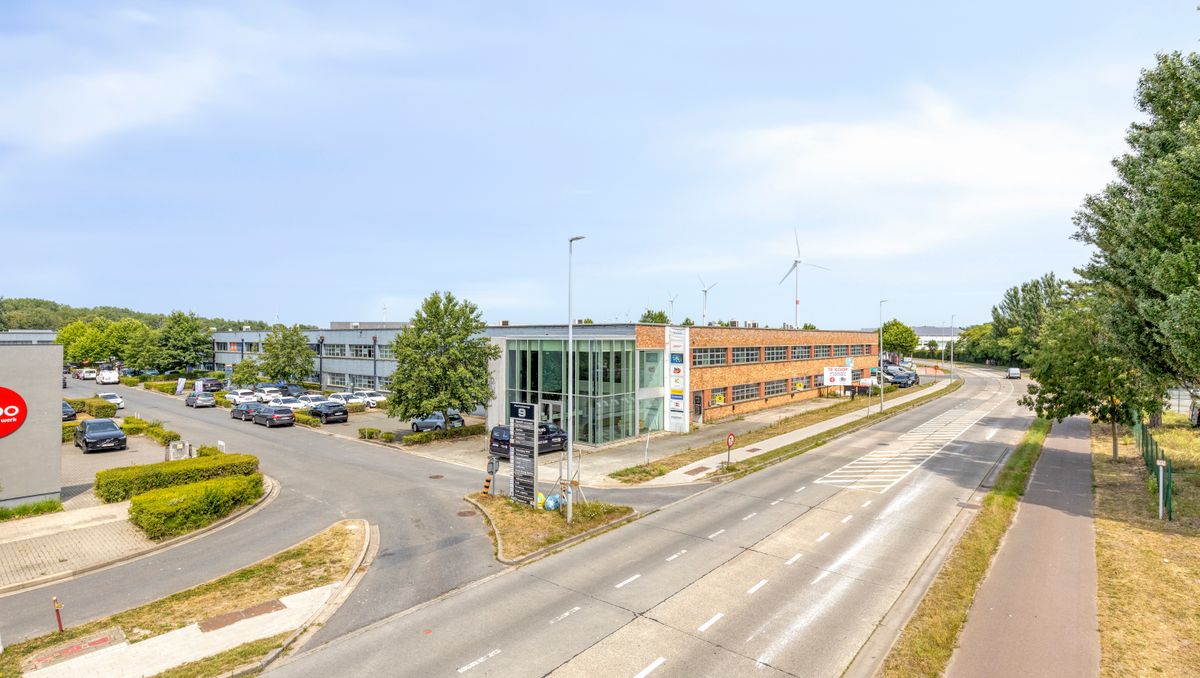 Kantoren (1.832m²) met logistieke unit (1.903m²) te koop in Brugge.