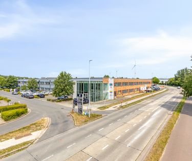 Kantoren (1.832m²) met logistieke unit (1.903m²) te koop in Brugge.