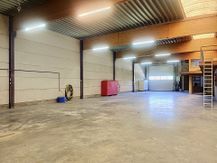Magazijn (ca. 611 m²) met kantoren te huur te Gavere