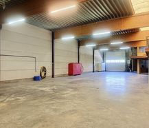 Magazijn (ca. 611 m²) met kantoren te huur te Gavere