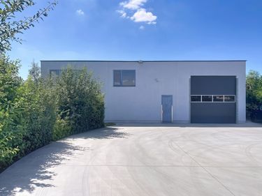 Magazijn (ca. 611 m²) met kantoren te huur te Gavere