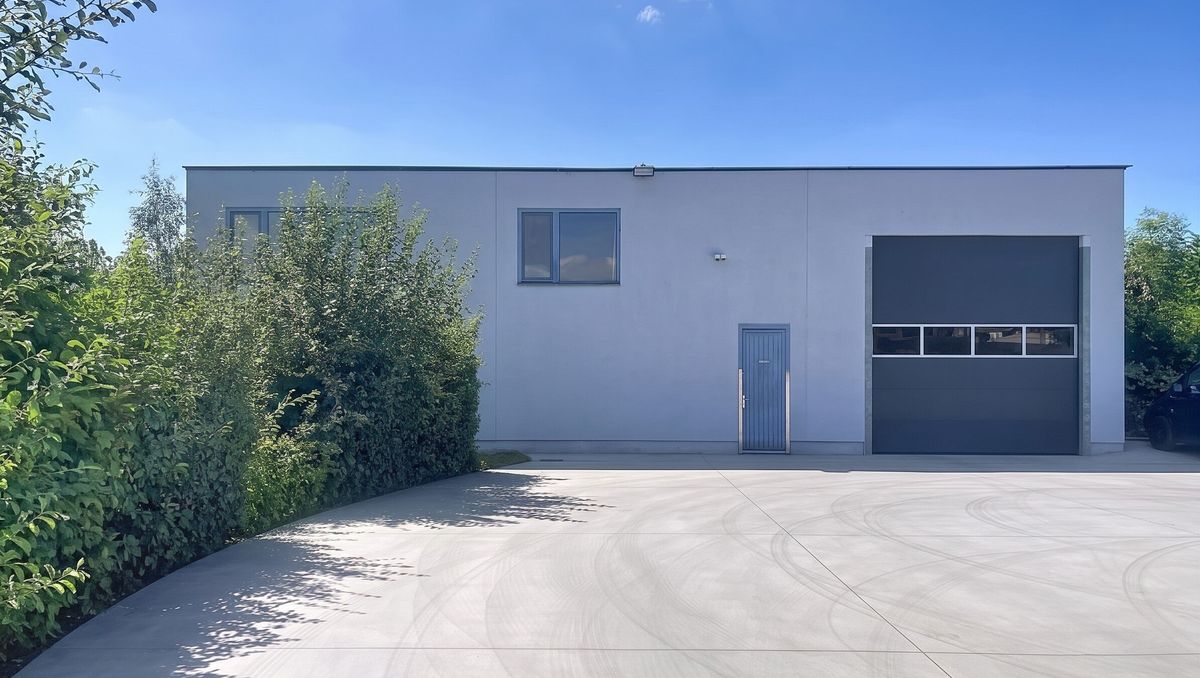 Magazijn (ca. 611 m²) met kantoren te huur te Gavere