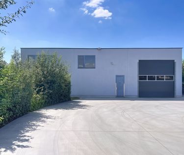Magazijn (ca. 611 m²) met kantoren te huur te Gavere