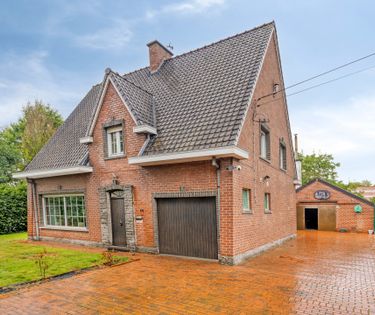 Woning met groot perceel van 1.300 m² te Rumbeke