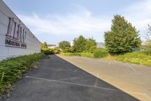 Logistiek magazijn met kantoor van 6.300m² te huur te Oostkamp.