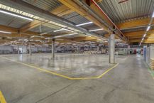 Logistiek magazijn met kantoor van 6.300m² te huur te Oostkamp.