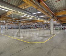Logistiek magazijn met kantoor van 6.300m² te huur te Oostkamp.