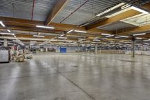 Logistiek magazijn met kantoor van 6.300m² te huur te Oostkamp.
