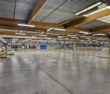 Logistiek magazijn met kantoor van 6.300m² te huur te Oostkamp.